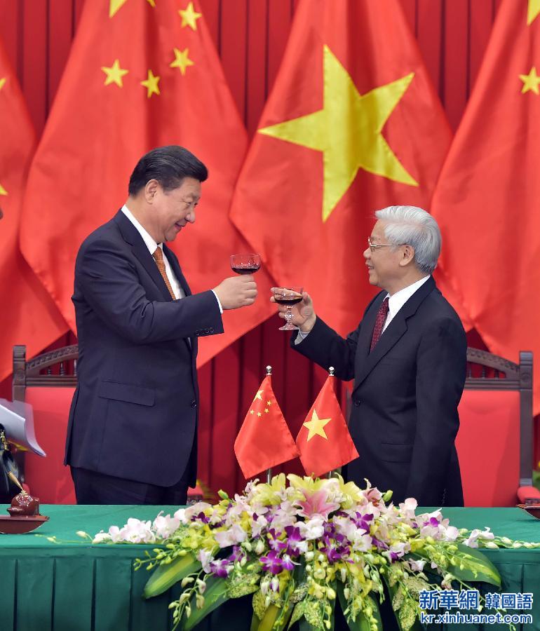 （XHDW）（1）习近平与越共中央总书记阮富仲共同见证双边合作文件的签署