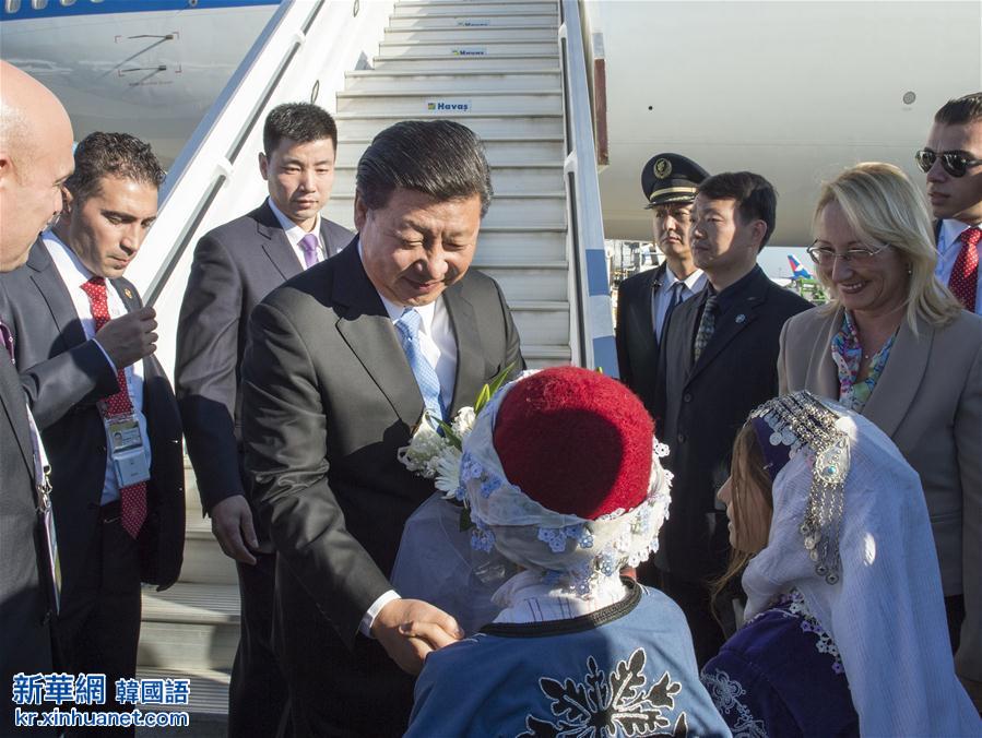 （时政）习近平抵达土耳其安塔利亚出席二十国集团领导人第十次峰会