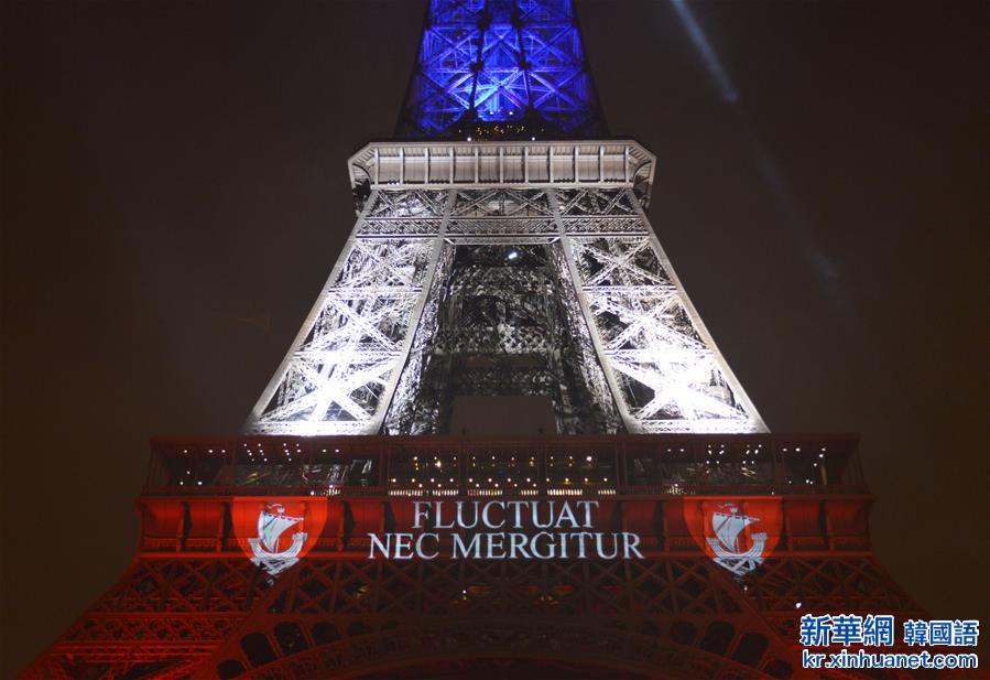 （国际）（3）巴黎埃菲尔铁塔点亮红白蓝三色灯