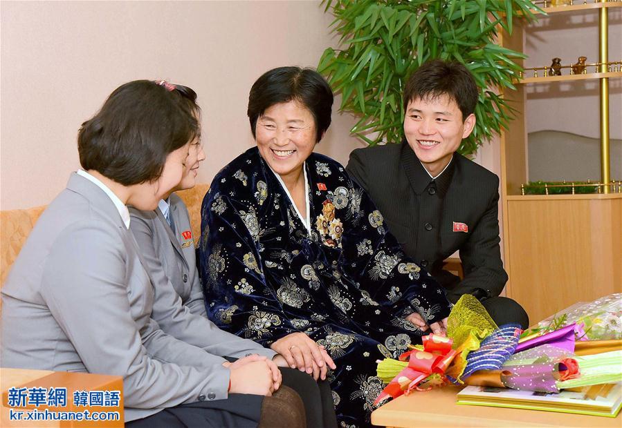 （国际）（1）朝鲜民众庆祝母亲节