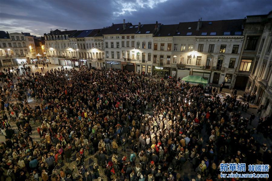 （国际）（2）布鲁塞尔：巴黎恐袭嫌疑人曾住社区举行悼念集会