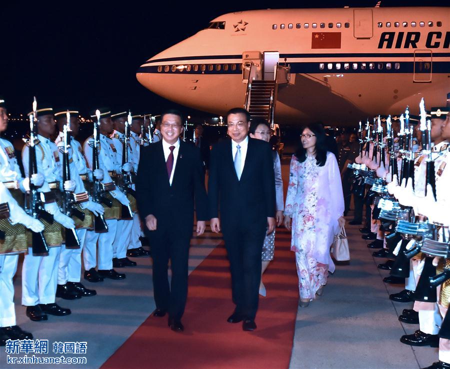 （XHDW）李克强抵达吉隆坡出席东亚合作领导人系列会议并对马来西亚进行正式访问