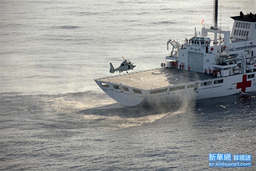 （国际·图文互动）（1）中国海军舰艇编队在太平洋东部某海域成功开展国际人道主义海上医疗救护与后送演练