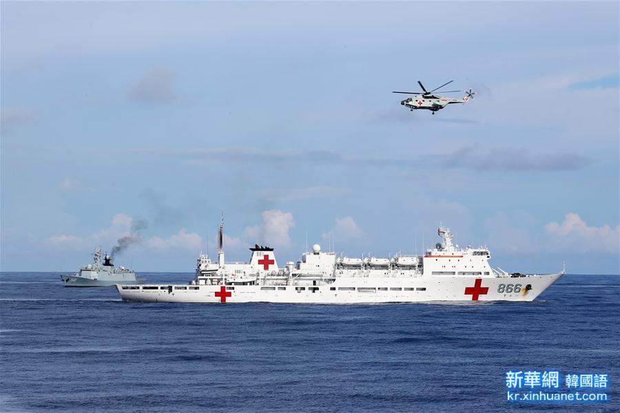 （國際·圖文互動）（4）中國海軍艦艇編隊在太平洋東部某海域成功開展國際人道主義海上醫療救護與後送演練