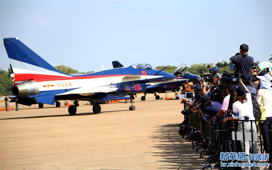 （国际·图文互动）（3）歼-10飞舞：泰国民众点赞“中国蓝天仪仗队”
