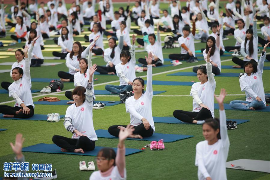 #（社会）（5）广西桂林千人瑜伽宣传“防艾”