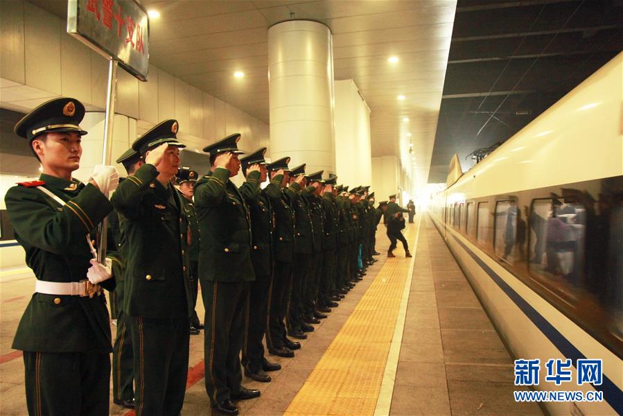 1.在北京西站，天安门警卫支队政委王建华（左二）和送站人员向退伍老兵敬礼告别（12月1日摄）。新华社发（牛成浩 摄）