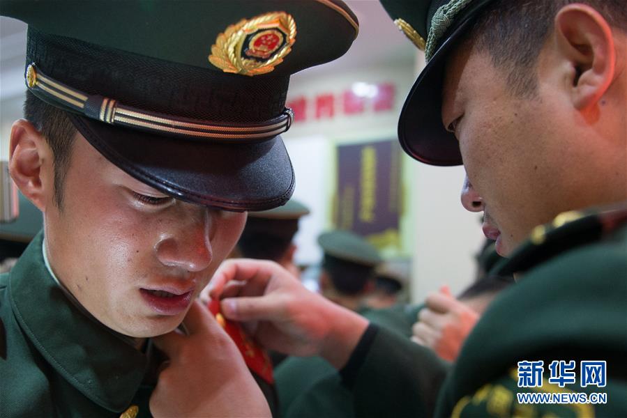 4. 国旗护卫队队长徐文为魏凯（左）摘下肩章、领花和帽徽（11月30日摄）。新华社发（栗世民 摄）