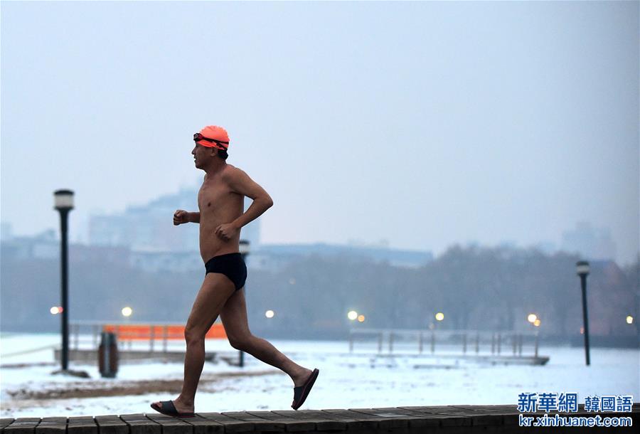 （体育）（3）全民健身——寒冬“泳”不言弃  