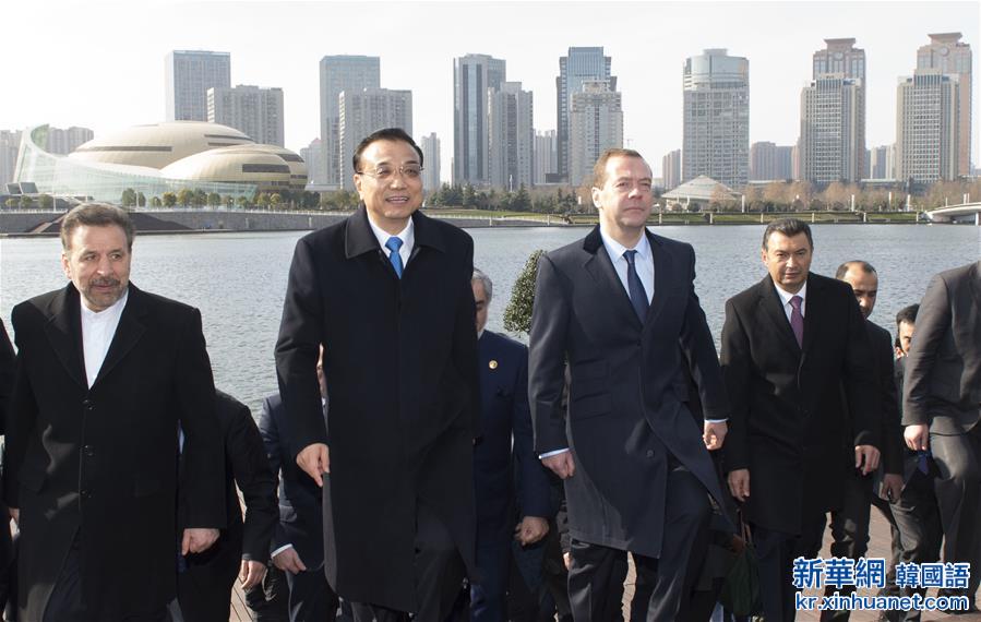 （时政）李克强与出席上海合作组织总理会议的各国领导人共同参观城市建设