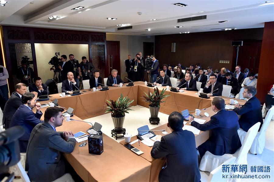 （XHDW）（1）梅德韦杰夫主持中俄企业圆桌会议