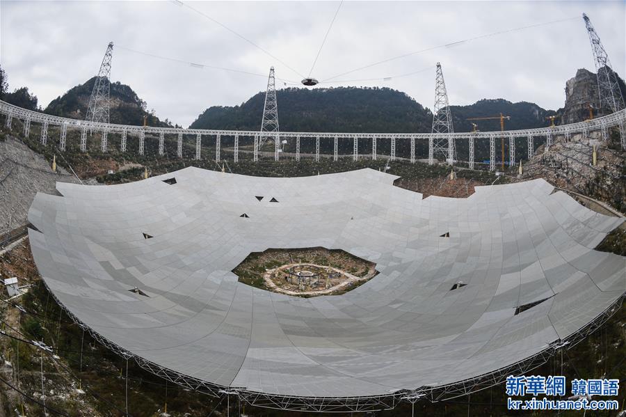 （科技）（2）世界最大单口径射电望远镜反射面板铺设近半
