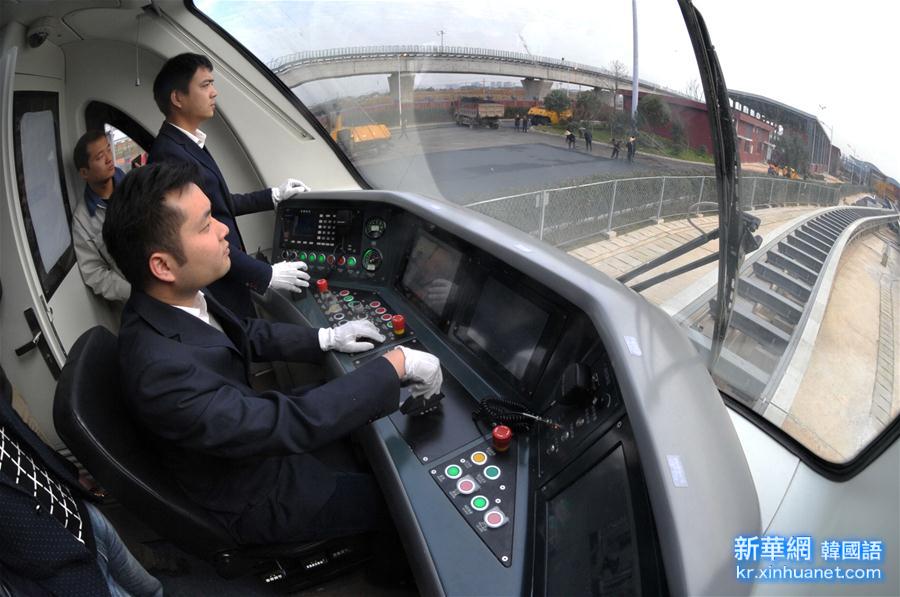 （城乡热点）（2）中国首条中低速磁浮铁路“冲刺”试运行