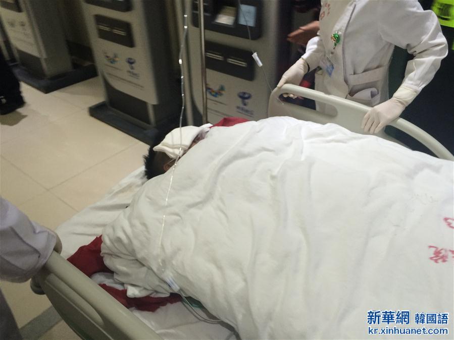 （深圳滑坡）（2）首名获救幸存者在医院接受救治     