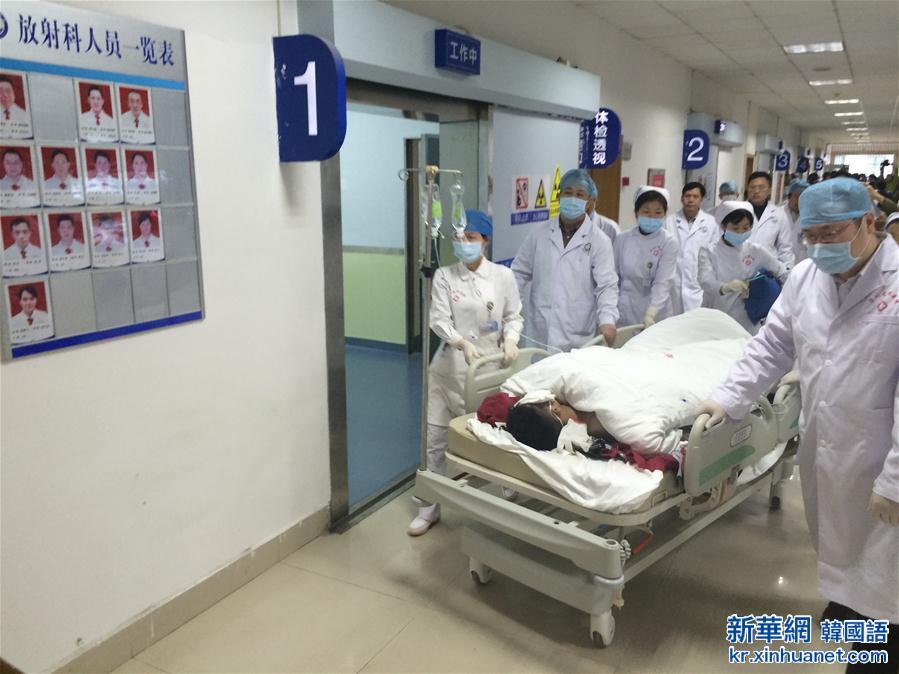 （深圳滑坡）（1）首名获救幸存者在医院接受救治     
