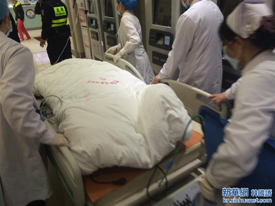 （深圳滑坡）（3）首名获救幸存者在医院接受救治