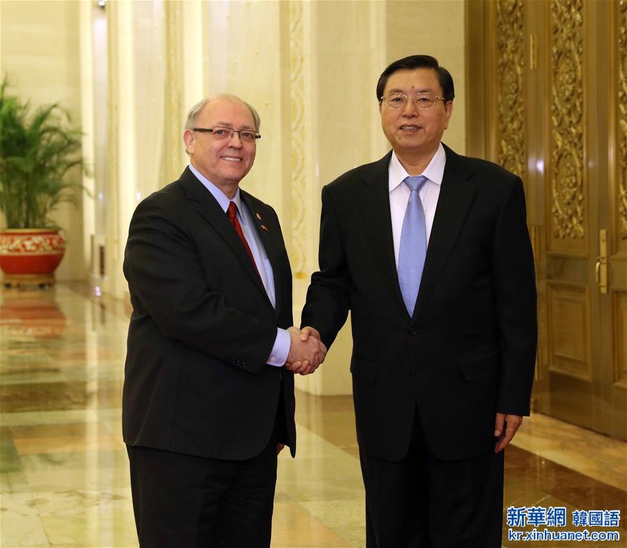 （时政）张德江与加拿大参议长富里举行会谈 