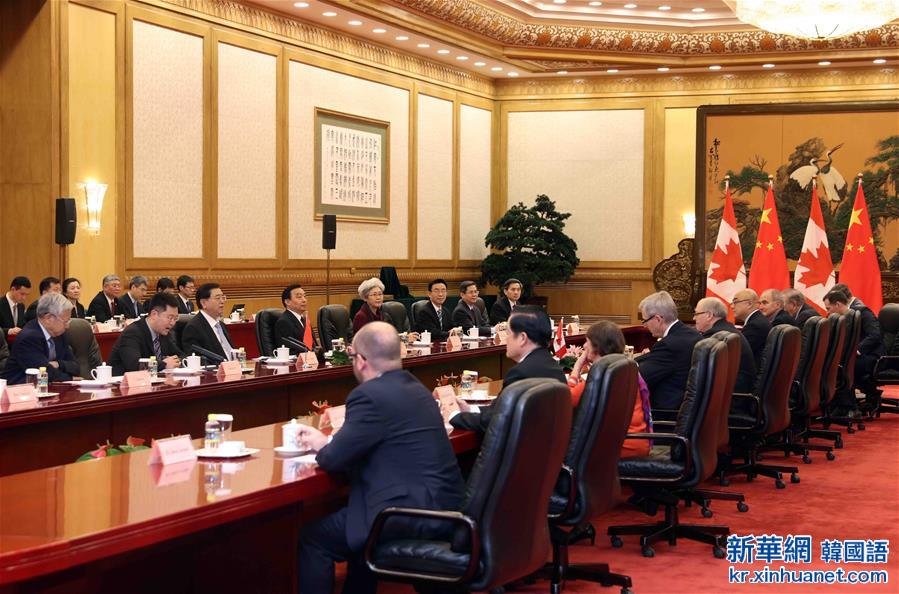 （XHDW）张德江与加拿大参议长富里举行会谈
