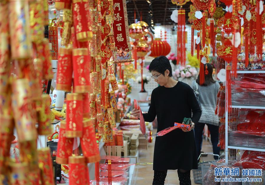 （晚报）（2）香港新春年货市场红火