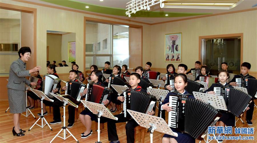 （国际）（1）朝鲜学生在万景台少年宫进行兴趣学习