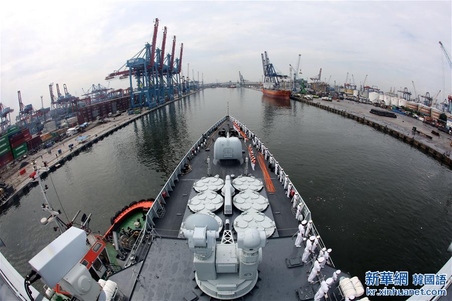 （国际）（1）中国海军舰艇编队抵达印度尼西亚访问