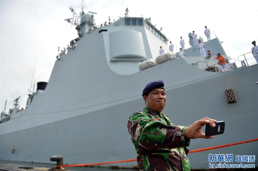 （国际）（5）中国海军舰艇编队抵达印度尼西亚访问