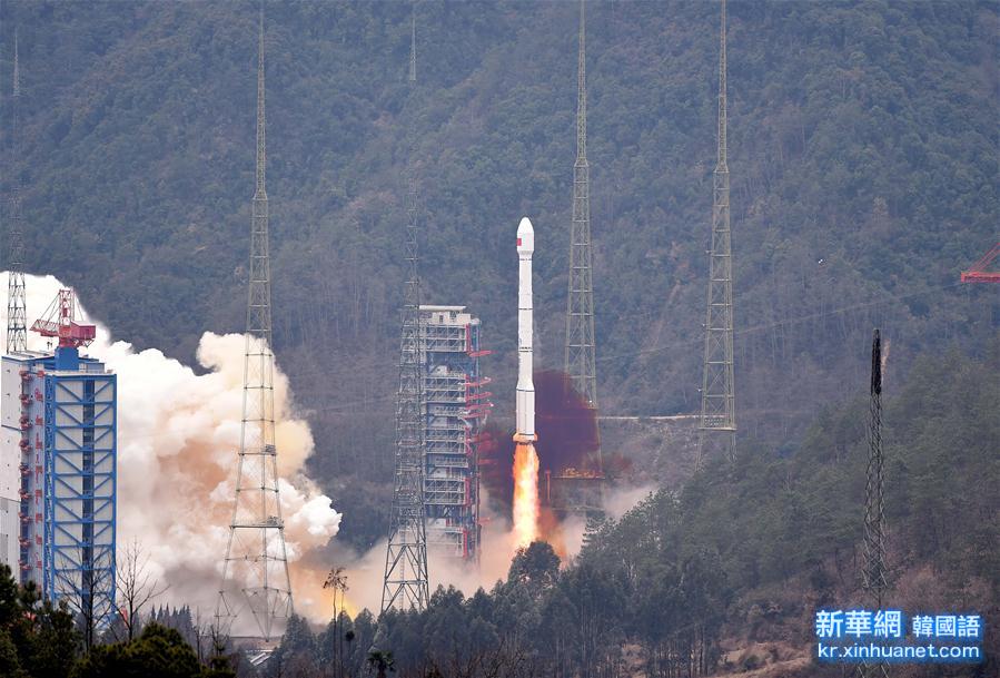 （新华直击）（1）我国成功发射第五颗新一代北斗导航卫星 