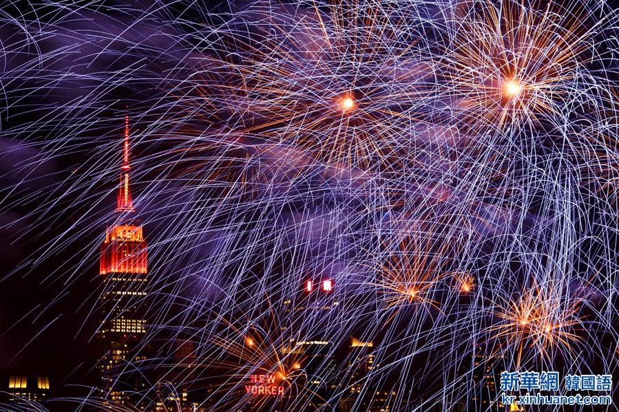 （国际）（2）纽约燃放焰火庆祝中国猴年新春