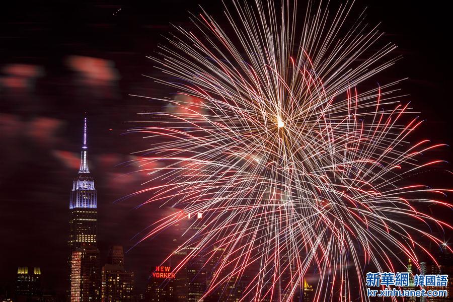 （国际）（4）纽约燃放焰火庆祝中国猴年新春