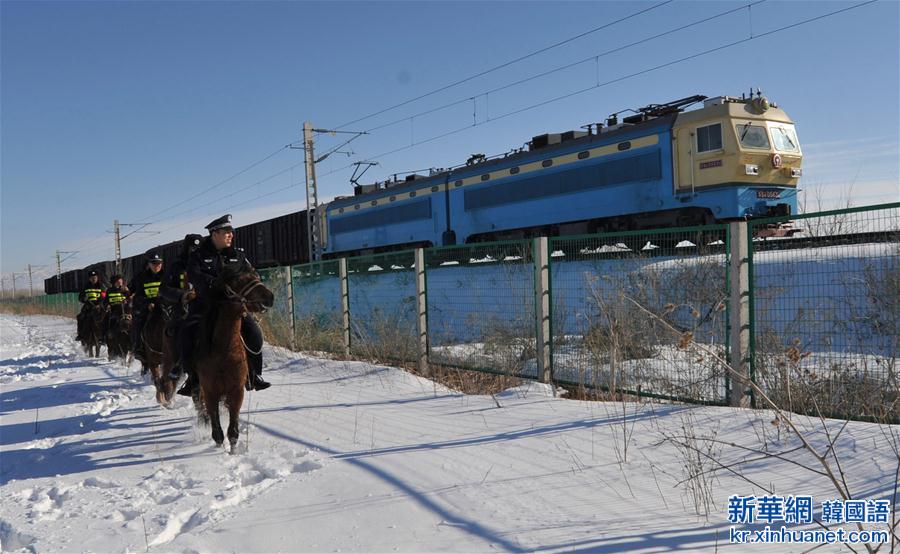 #（社会）（1）新疆伊宁：马背巡逻保铁路畅通