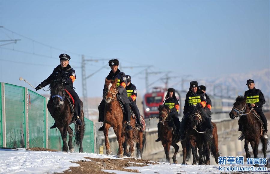#（社会）（2）新疆伊宁：马背巡逻保铁路畅通