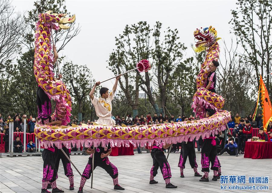 （文化）（1）湖北首届中国龙狮大赛在武汉举行