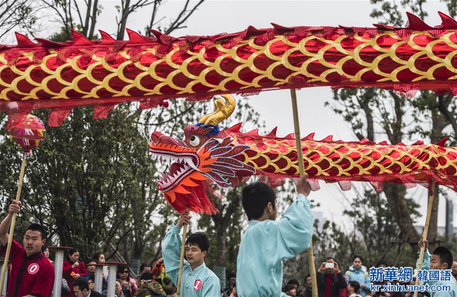 （文化）（4）湖北首届中国龙狮大赛在武汉举行