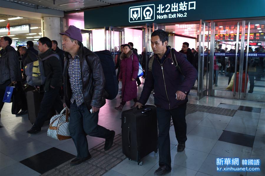 （社会）（2）北京铁路迎来元宵节后返程高峰