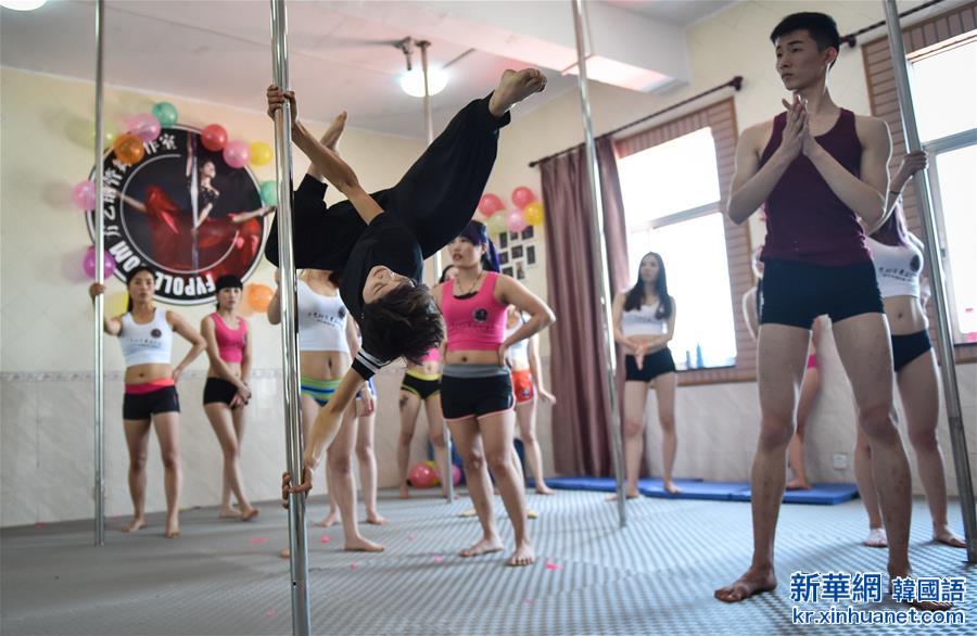 （体育）（3）中国钢管舞队队员方艺深圳授课 培育运动人才 