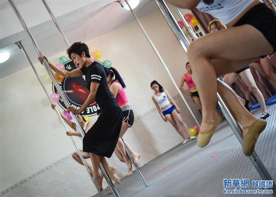 （体育）（5）中国钢管舞队队员方艺深圳授课传技