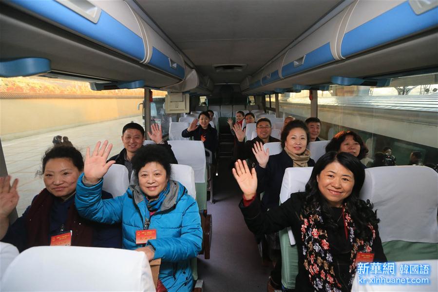（兩會）（2）黑龍江代表團抵達北京