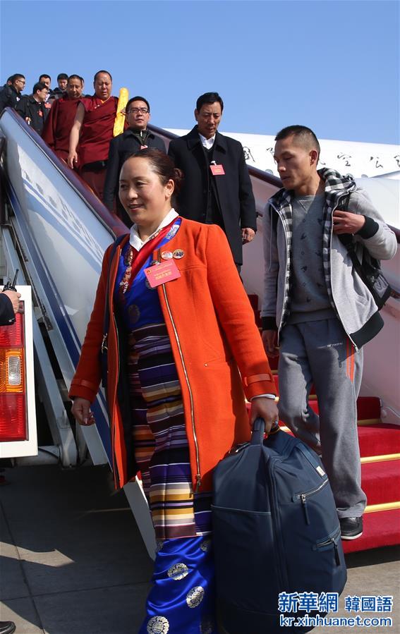 （两会）（2）西藏代表团抵京
