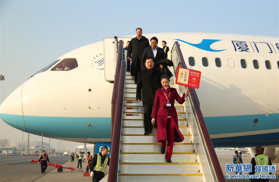 （两会）浙江代表团抵达北京