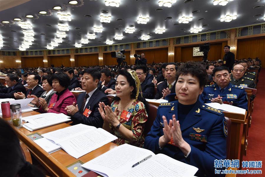 （两会·人大开幕）（30）十二届全国人大四次会议在京开幕