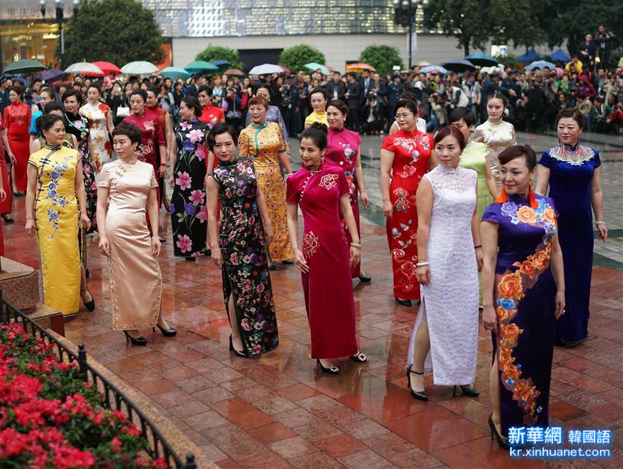 （晚报）（1）重庆举行旗袍秀庆祝“三八”妇女节