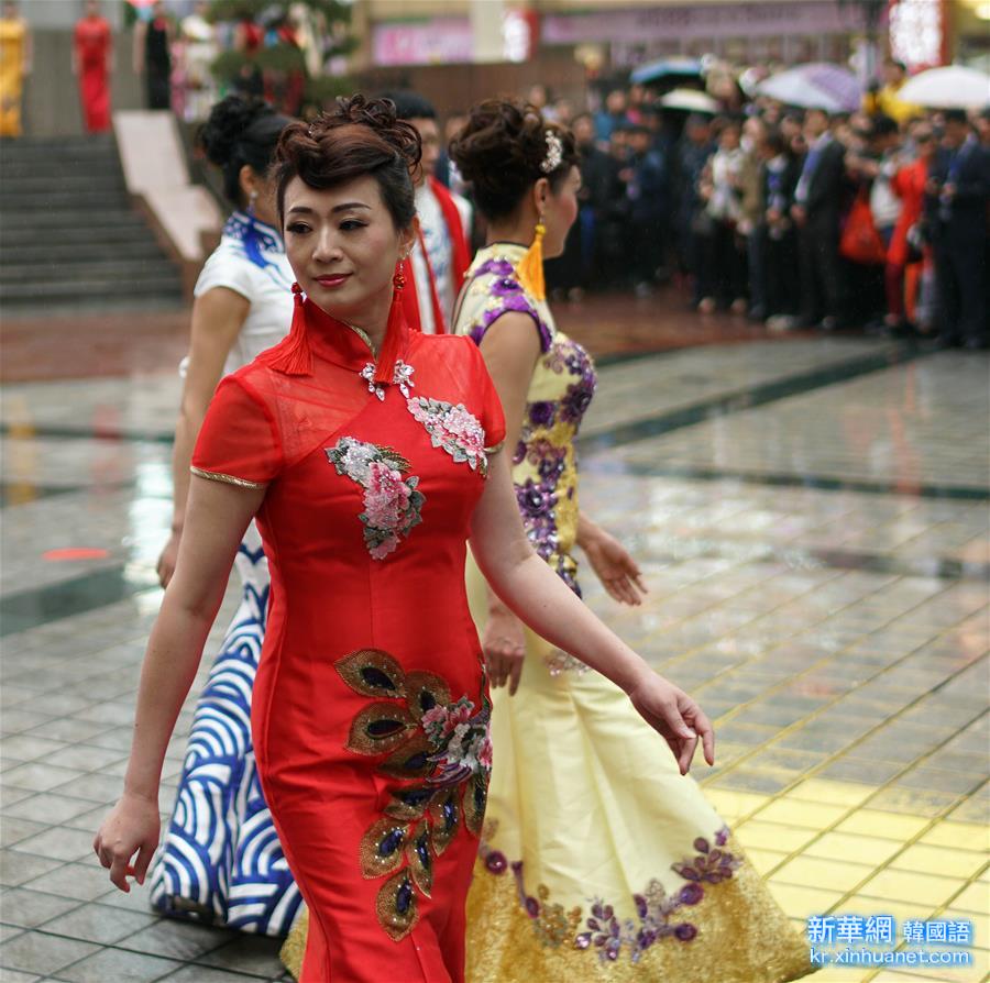 （晚报）（3）重庆举行旗袍秀庆祝“三八”妇女节