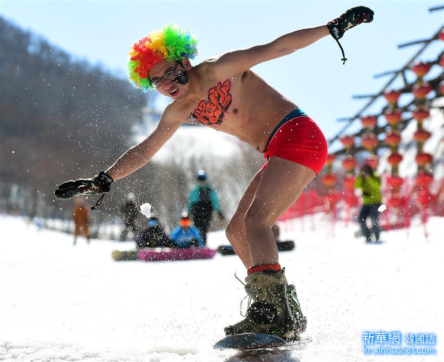 （体育）（1）吉林上演雪地“光猪”滑