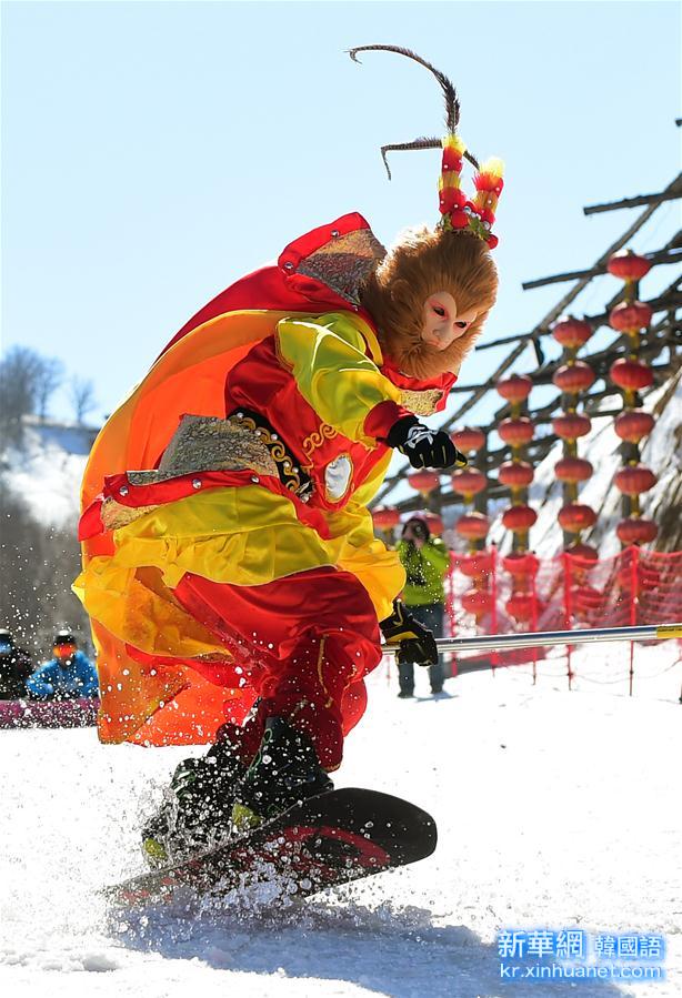 （体育）（2）吉林上演雪地“光猪”滑