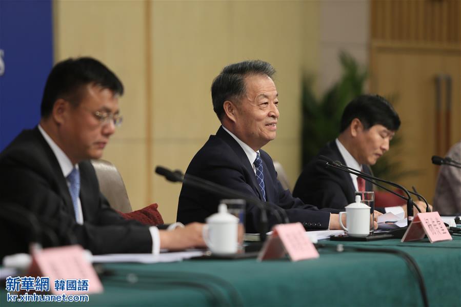 （两会）（7）交通部长杨传堂等就“深化出租汽车改革与发展”答记者问