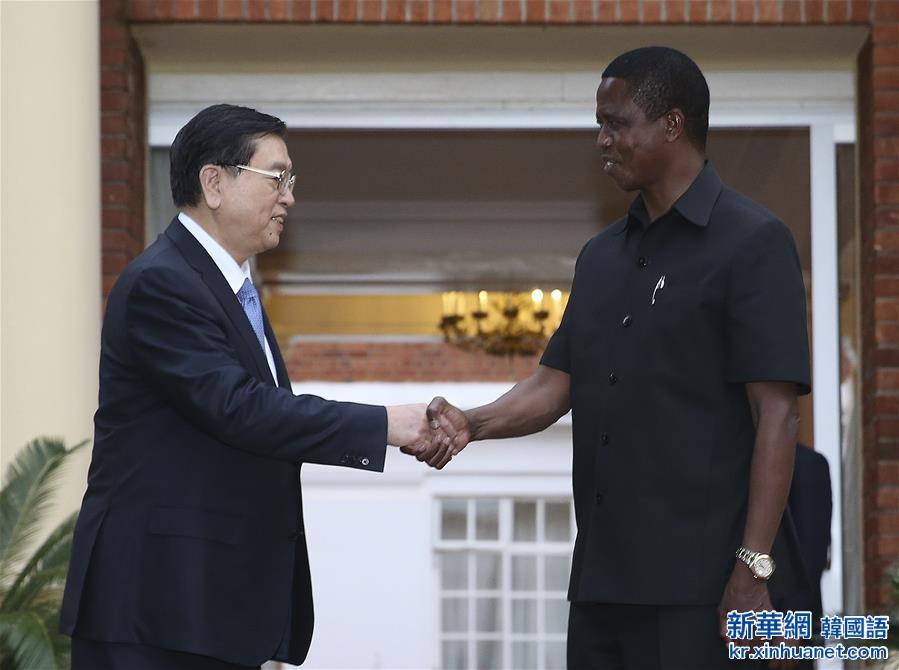 （时政）张德江对赞比亚进行正式友好访问