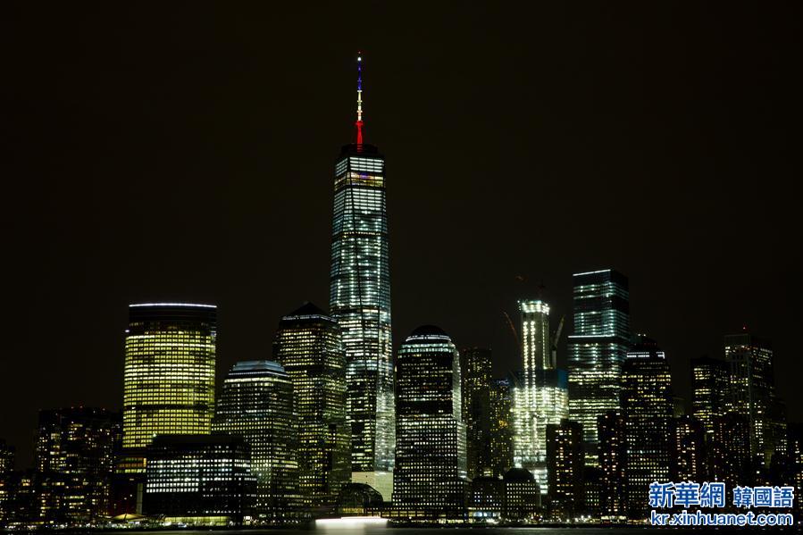 （国际）（2）纽约新世贸中心亮灯悼念布鲁塞尔恐怖袭击遇难者