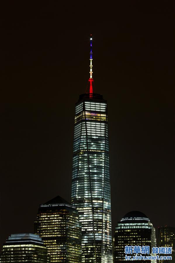 （国际）（3）纽约新世贸中心亮灯悼念布鲁塞尔恐怖袭击遇难者