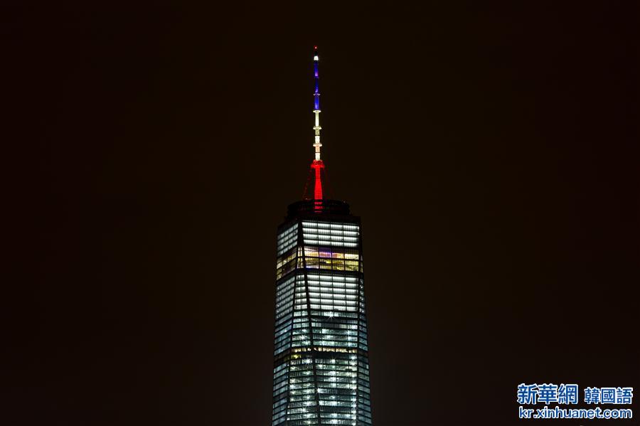 （国际）（4）纽约新世贸中心亮灯悼念布鲁塞尔恐怖袭击遇难者