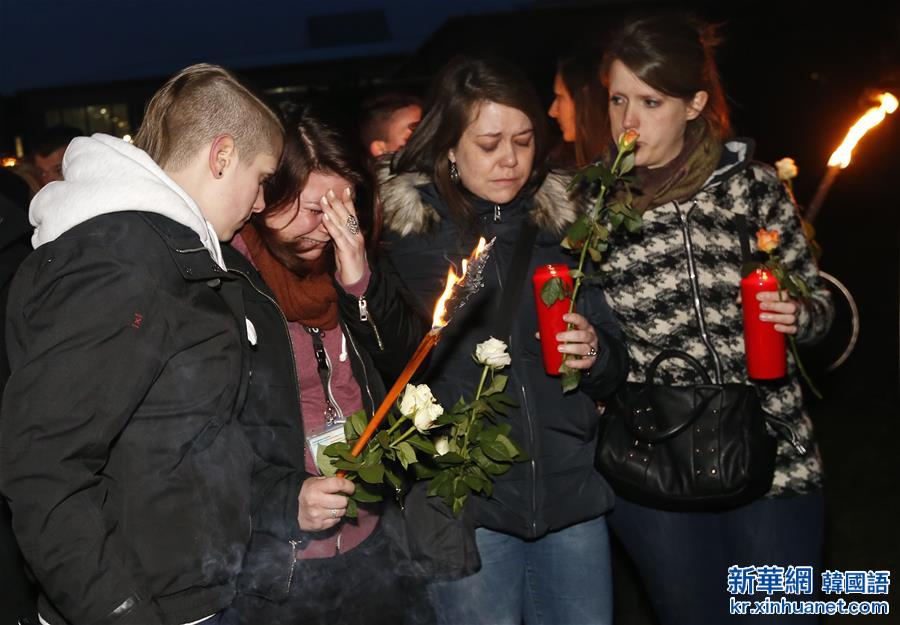 （国际）（2）布鲁塞尔机场工作人员悼念恐袭遇难者